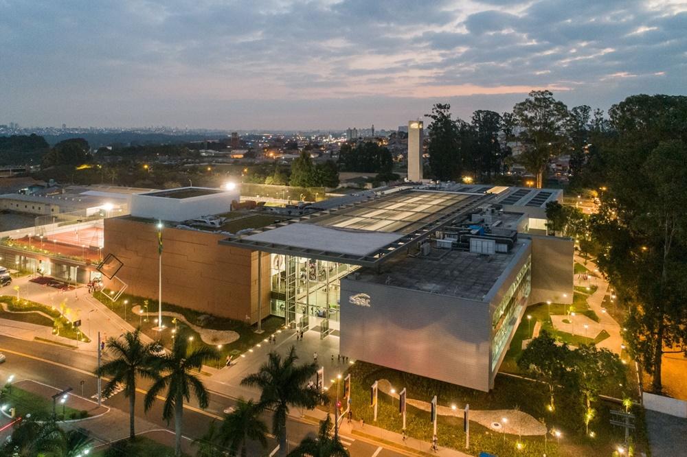Revestimento metálico compõe projeto do Sesc softwave-HD