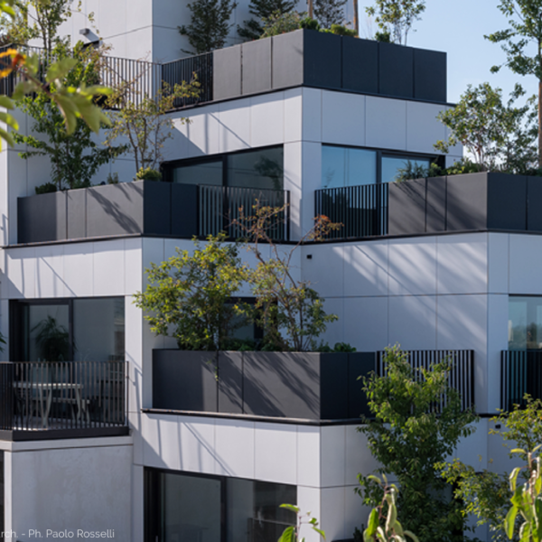 Edifício residencial contemporâneo com fachada ventilada em fibrocimento EQUITONE branco e preto