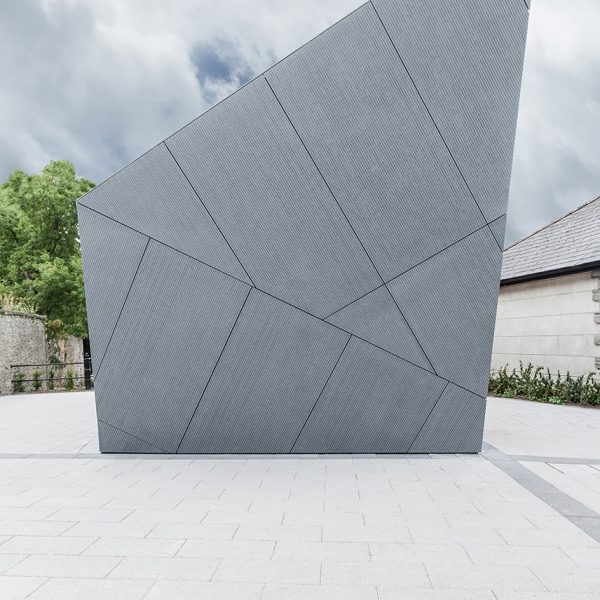 Estrutura arquitetônica geométrica revestida com painéis EQUITONE Linea