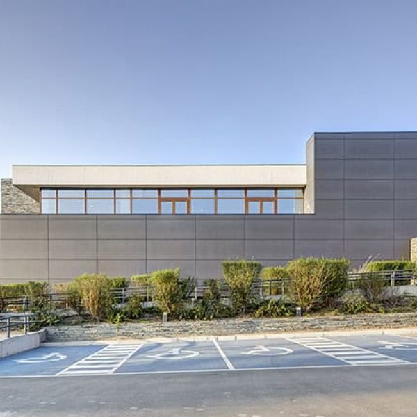 Edifício contemporâneo revestido com painéis EQUITONE Natura em tom cinza escuro