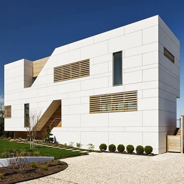 Casa moderna revestida com painéis EQUITONE Natura em fibrocimento branco
