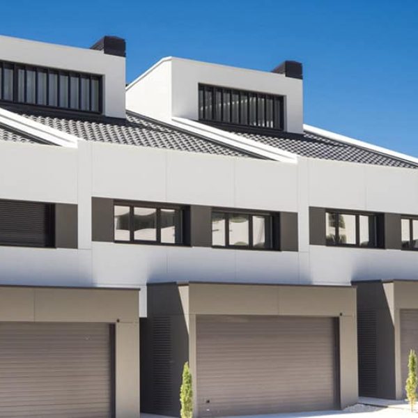 Residência contemporânea com revestimento em fibrocimento EQUITONE Natura branco