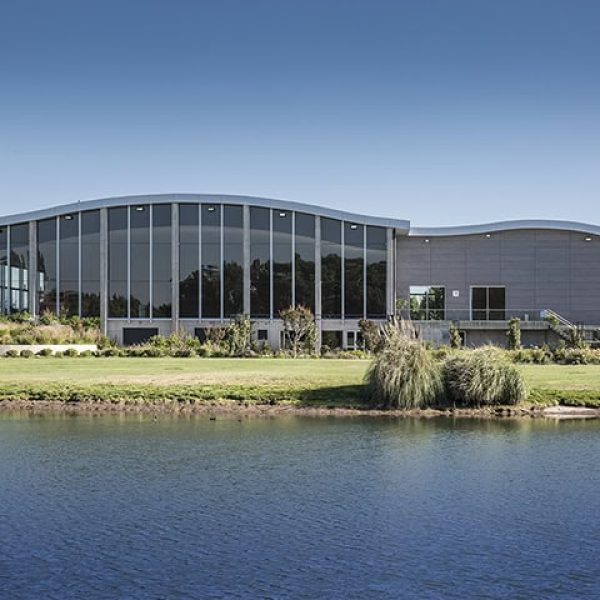 Centro esportivo contemporâneo com fachada ventilada EQUITONE Tectiva e arquitetura curva