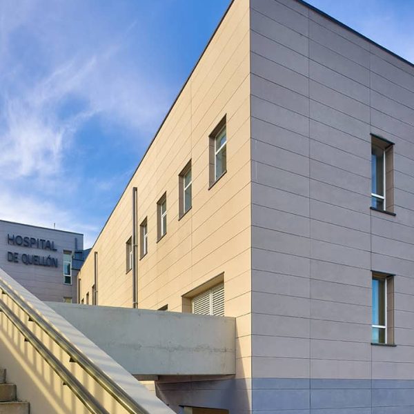 Hospital com fachada ventilada em fibrocimento EQUITONE Tectiva em acabamento mineral claro