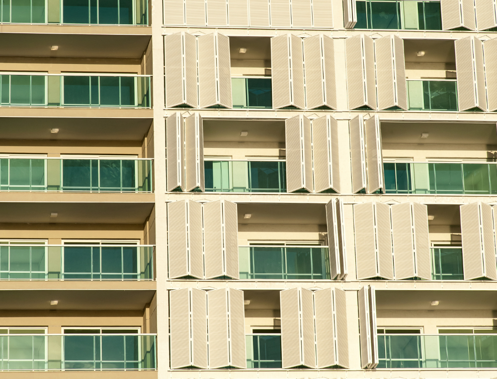 Painéis articulados e deslizantes: controle eficiente da luz do sol nas edificações folding e sliding shutters hunter douglas