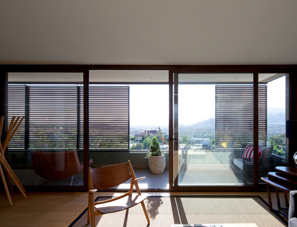 Soluções para controle de iluminação natural diferenciam projeto residencial folding e sliding shutters