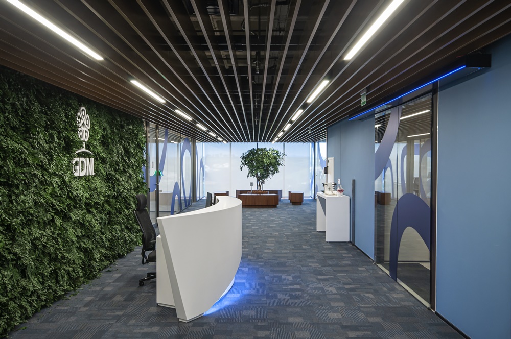 Forro metálico mais conforto acústico para ambientes comerciais • Hunter Douglas Produtos