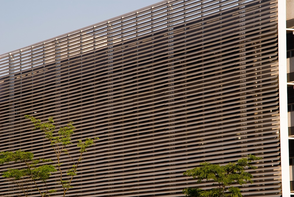 Aeroscreen aplicado em fachada de edifício